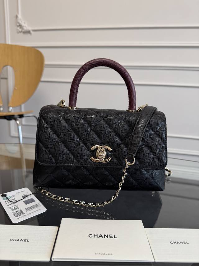 24K 浅金车边内里配皮 Chane1 型号 92990 口盖手提包 当季辣子鸡 炒鸡Nice ，Cocohandle经典款几乎是王炸黑色配红色牛皮蜥蜴纹装饰点