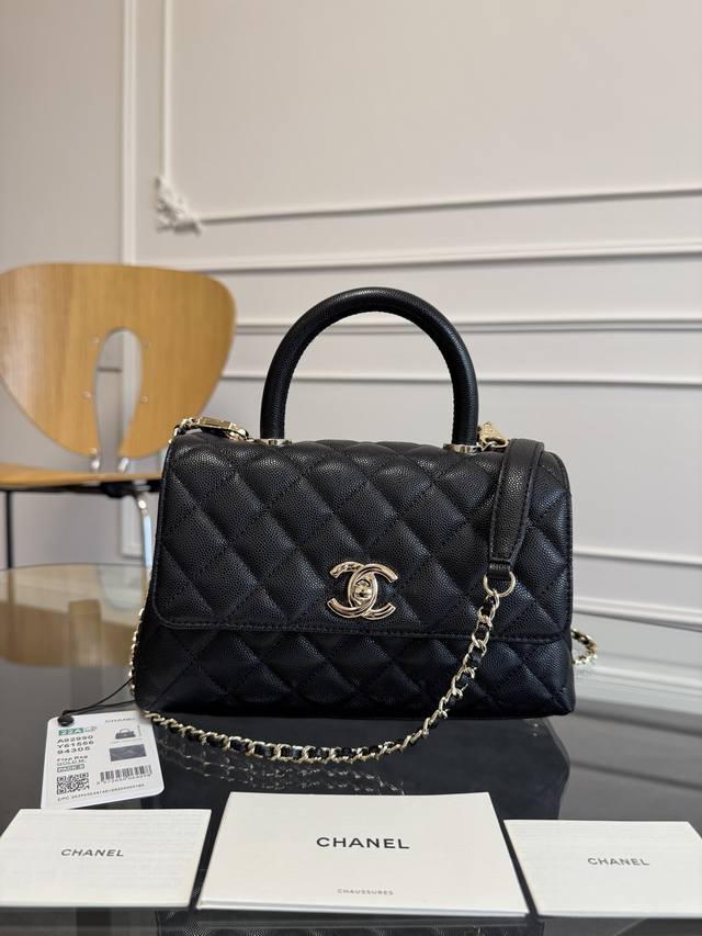 24K 浅金车边内里配皮 Chane1 型号 92990 口盖手提包 当季辣子鸡 炒鸡Nice ，Cocohandle经典款几乎是王炸黑色配黑色牛皮颗粒装饰点缀