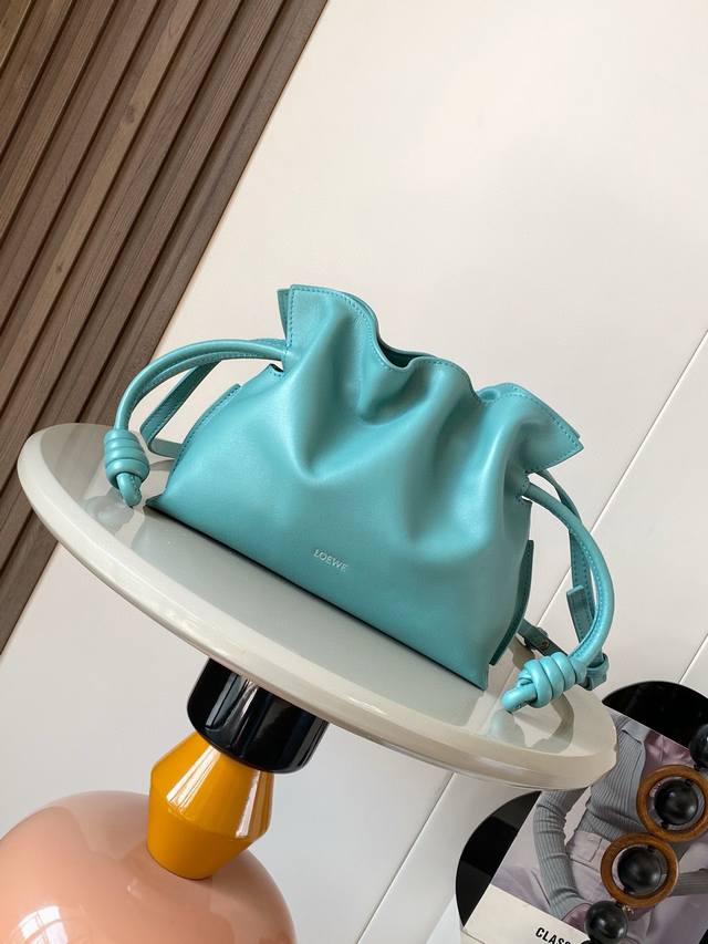 新版本福袋迷你23Cm新款纳帕牛皮革Flamenco手拿包福袋采用拉绳收紧，并打上标志性的盘绕结这个版本采用纳帕牛皮革制成不得不说，这个品牌将皮质的柔软和实用主