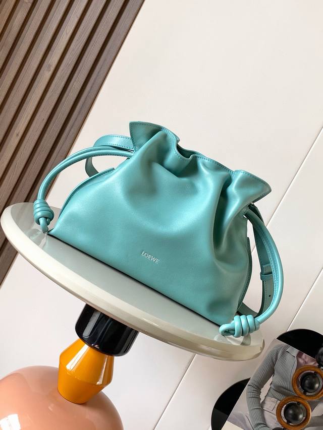 新版梦福袋30Cm新款纳帕牛皮革Flamenco手拿包福袋采用拉绳收紧，并打上标志性的盘绕结这个版本采用纳帕牛皮革制成不得不说，这个品牌将皮质的柔软和实用主义都