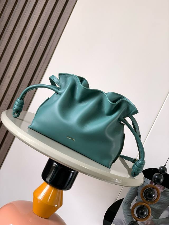 新版本福袋迷你23Cm新款纳帕牛皮革Flamenco手拿包福袋采用拉绳收紧，并打上标志性的盘绕结这个版本采用纳帕牛皮革制成不得不说，这个品牌将皮质的柔软和实用主