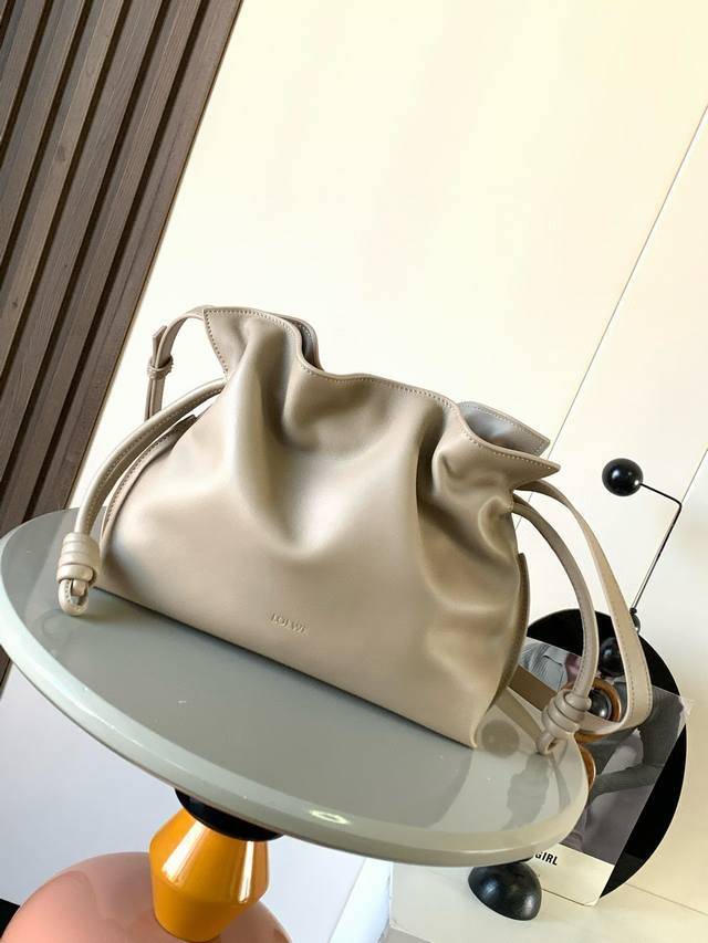 新版梦福袋30Cm新款纳帕牛皮革Flamenco手拿包福袋采用拉绳收紧，并打上标志性的盘绕结这个版本采用纳帕牛皮革制成不得不说，这个品牌将皮质的柔软和实用主义都