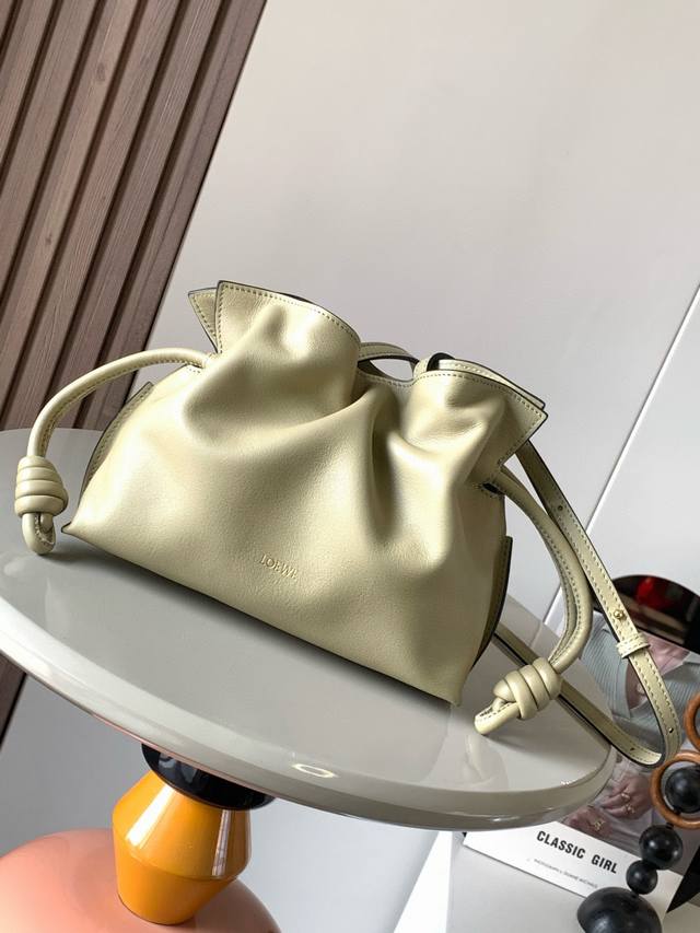 新版本福袋迷你23Cm新款纳帕牛皮革Flamenco手拿包福袋采用拉绳收紧，并打上标志性的盘绕结这个版本采用纳帕牛皮革制成不得不说，这个品牌将皮质的柔软和实用主