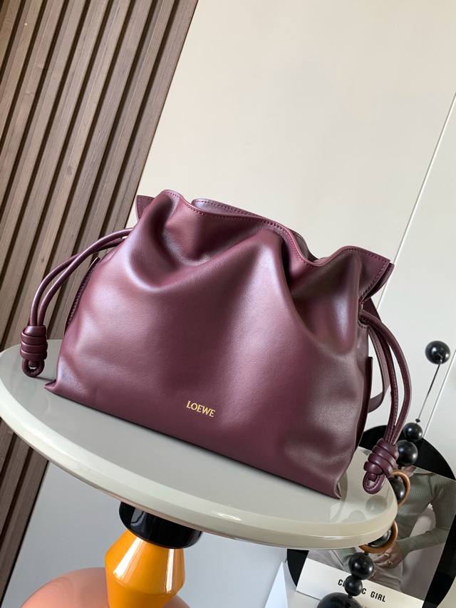 新版梦福袋30Cm新款纳帕牛皮革Flamenco手拿包福袋采用拉绳收紧，并打上标志性的盘绕结这个版本采用纳帕牛皮革制成不得不说，这个品牌将皮质的柔软和实用主义都