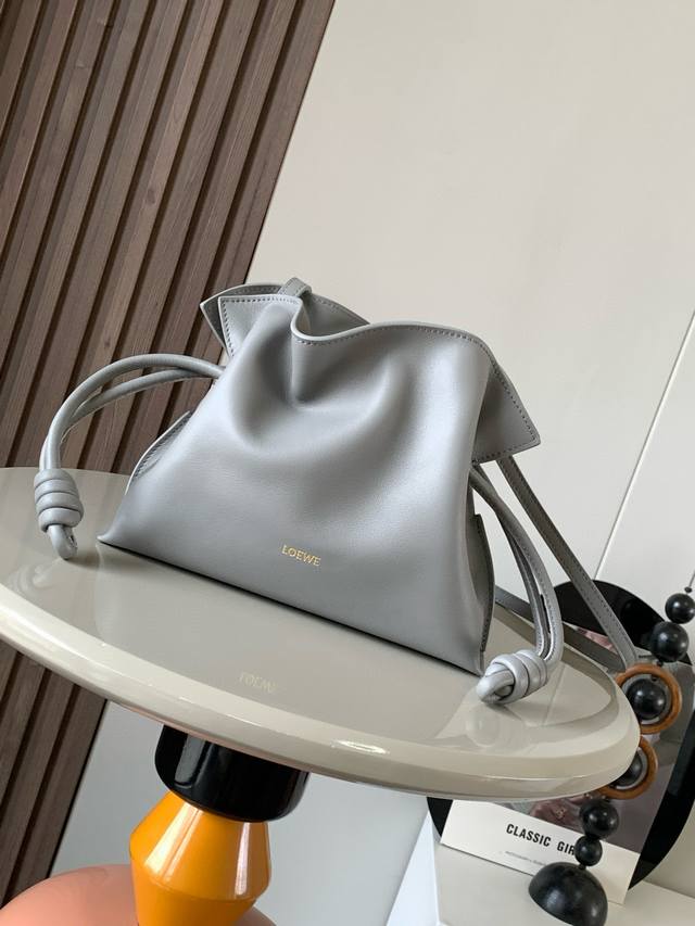 新版本福袋迷你23Cm新款纳帕牛皮革Flamenco手拿包福袋采用拉绳收紧,并打上标志性的盘绕结这个版本采用纳帕牛皮革制成不得不说,这个品牌将皮质的柔软和实用主 新版本福袋迷你23Cm新款纳帕牛皮革Flamenco手拿包福袋采用拉绳收紧,并打上标志性的盘绕结这个版本采用纳帕牛皮革制成不得不说,这个品牌将皮质的柔软和实用主