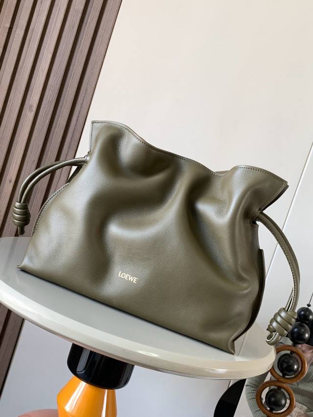 新版梦福袋30Cm新款纳帕牛皮革Flamenco手拿包福袋采用拉绳收紧，并打上标志性的盘绕结这个版本采用纳帕牛皮革制成不得不说，这个品牌将皮质的柔软和实用主义都