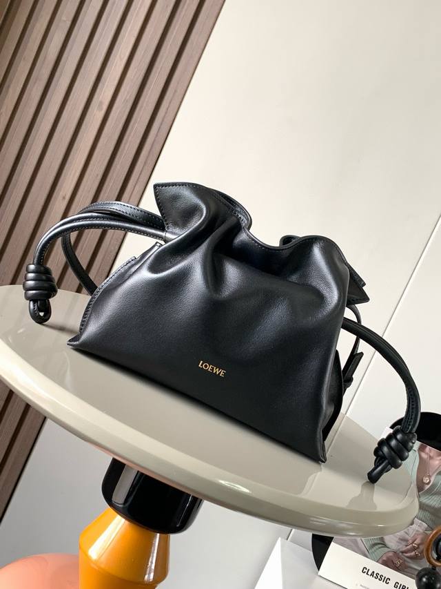 新版本福袋迷你23Cm新款纳帕牛皮革Flamenco手拿包福袋采用拉绳收紧,并打上标志性的盘绕结这个版本采用纳帕牛皮革制成不得不说,这个品牌将皮质的柔软和实用主 新版本福袋迷你23Cm新款纳帕牛皮革Flamenco手拿包福袋采用拉绳收紧,并打上标志性的盘绕结这个版本采用纳帕牛皮革制成不得不说,这个品牌将皮质的柔软和实用主