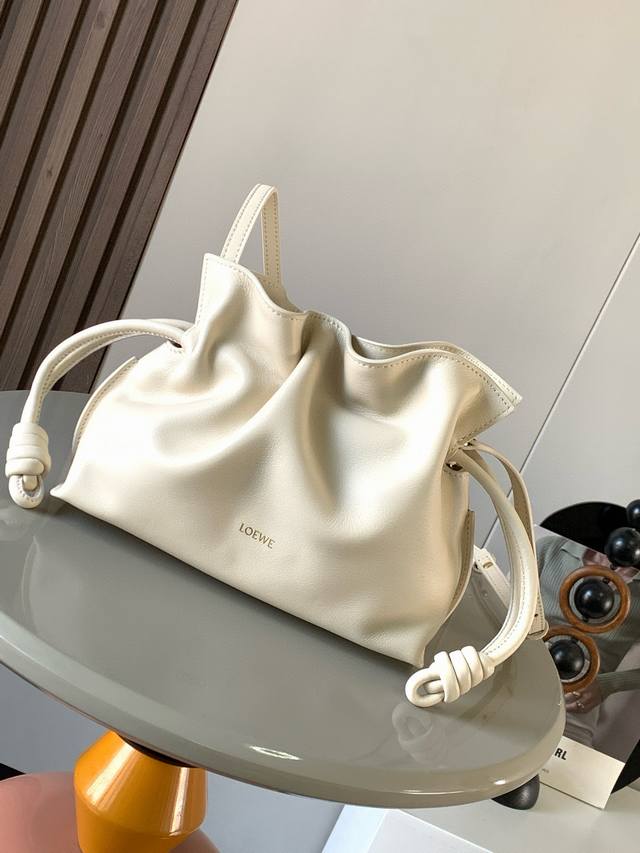 新版本福袋迷你23Cm新款纳帕牛皮革Flamenco手拿包福袋采用拉绳收紧，并打上标志性的盘绕结这个版本采用纳帕牛皮革制成不得不说，这个品牌将皮质的柔软和实用主