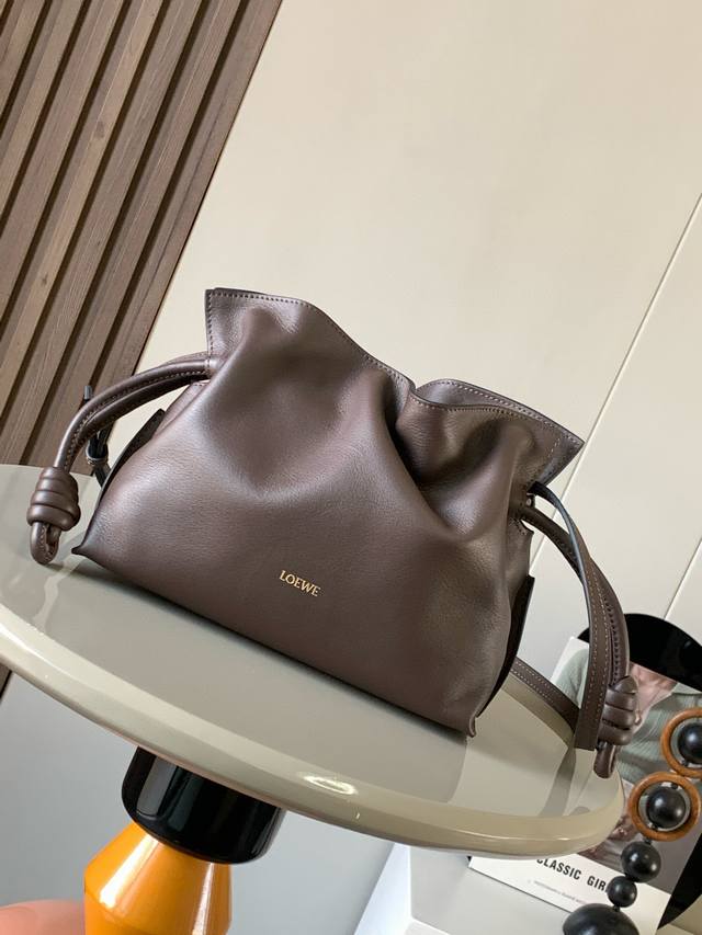 新版本福袋迷你23Cm新款纳帕牛皮革Flamenco手拿包福袋采用拉绳收紧，并打上标志性的盘绕结这个版本采用纳帕牛皮革制成不得不说，这个品牌将皮质的柔软和实用主