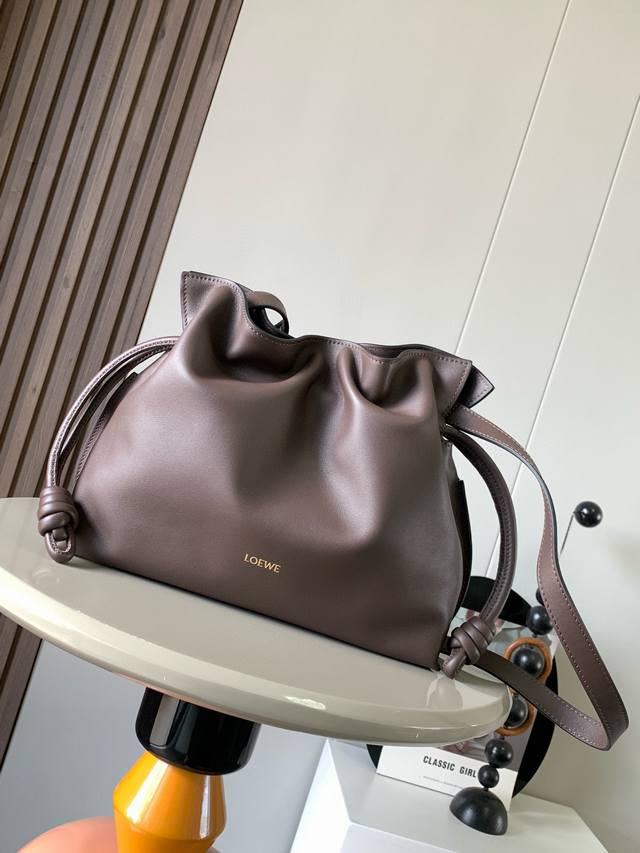 新版梦福袋30Cm新款纳帕牛皮革Flamenco手拿包福袋采用拉绳收紧，并打上标志性的盘绕结这个版本采用纳帕牛皮革制成不得不说，这个品牌将皮质的柔软和实用主义都