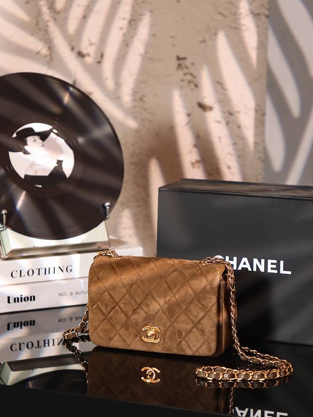 麂皮盒子包一个拿捏的大动作 迷你Mini盒子包. 方方正正什么的最好看了! 这个棕是那种奶棕色.就是感觉雾蒙蒙奶奶的. 这种大漂亮必须配Plmm! 麂皮盒子包一个拿捏的大动作 迷你Mini盒子包. 方方正正什么的最好看了! 这个棕是那种奶棕色.就是感觉雾蒙蒙奶奶的. 这种大漂亮必须配Plmm!