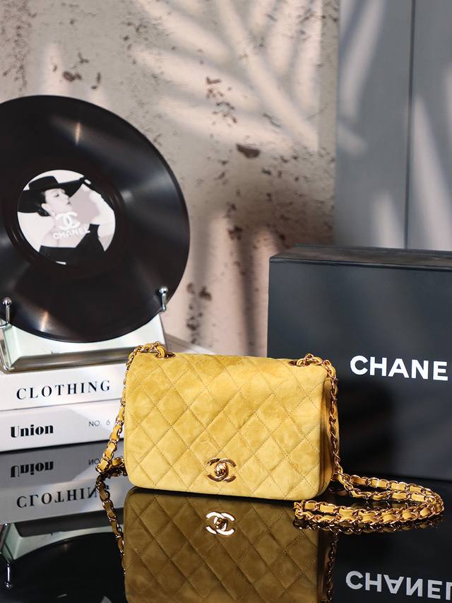 麂皮盒子包一个拿捏的大动作 迷你Mini盒子包. 方方正正什么的最好看了！ 这个棕是那种奶棕色.就是感觉雾蒙蒙奶奶的. 这种大漂亮必须配Plmm！