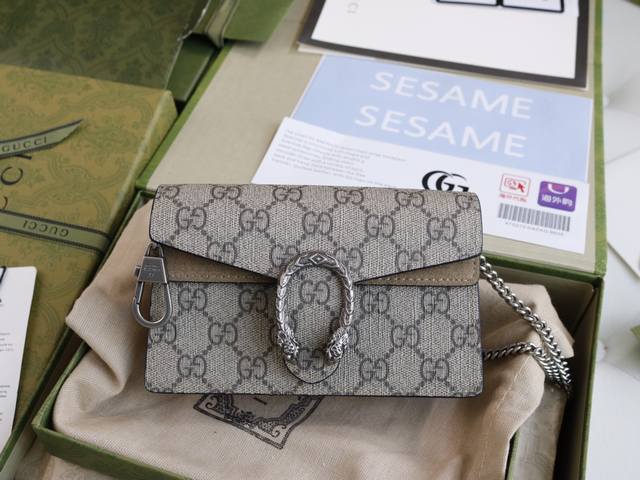 厂价 。 最高版本原厂皮顶级原单配专柜全套包装 简介迷你版手袋～配有钥匙扣可挂绑另外更大包袋上。用现代艺术手法呈现设计特点，精致细节、舒适磨砂真皮磨砂面料、在多