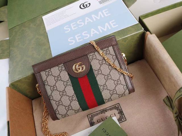 厂价 。 最高版本原厂皮顶级原单配专柜全套包装 简介春夏系列 'my Good Life' 专柜最新此款链带肩背包配以嵌花织带条纹细节，彰显复古风格设计。造型颇