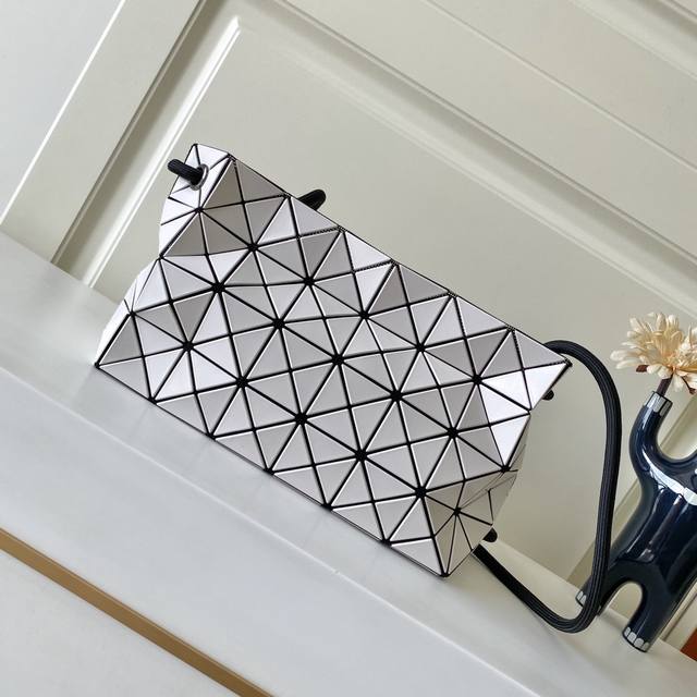 厂价 。 最高版本原厂皮顶级原单配专柜全套包装 Issey Miyake 尺寸: 15.7×23.5X7.8Cm 四月的三宅就像开了挂一样，新款爆出，款款爆卖！