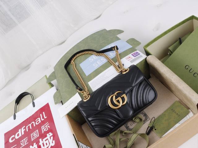 厂价 。 最高版本原厂皮顶级原单配专柜全套包装 简介 最热销品推出Gg Marmonf 链条肩背包采用颇具结构感的柔软造型和超大号翻盖封口，与波浪纹绗缝手袋系列
