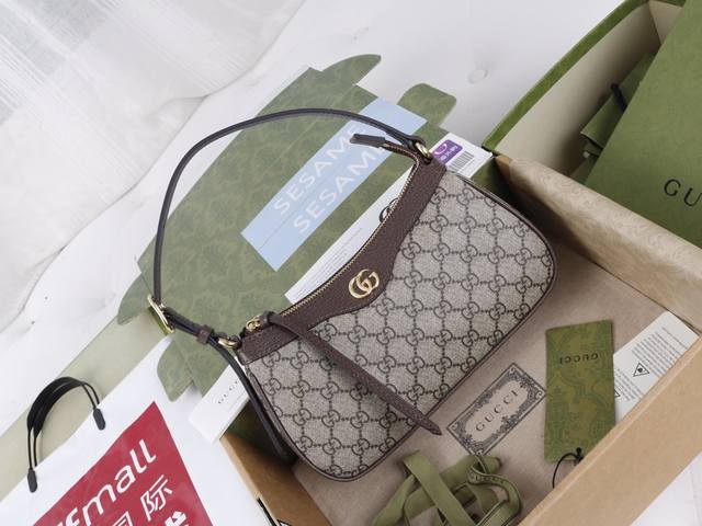 厂价 。 最高版本原厂皮顶级原单配专柜全套包装 简介：Gg标识由20世纪30年代的钻石菱格纹演化而来，并从此成为G家的传统象征。全新Ophidia系列中的这款小