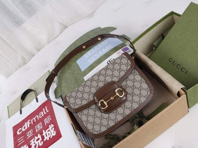 厂价 。 最高版本原厂皮顶级原单配专柜全套包装 简介：马衔扣手袋在早春系列中惊艳亮相，以全新视角演绎经典设计。这一手袋延用了六十余年前经典单品的线条与造型，将经