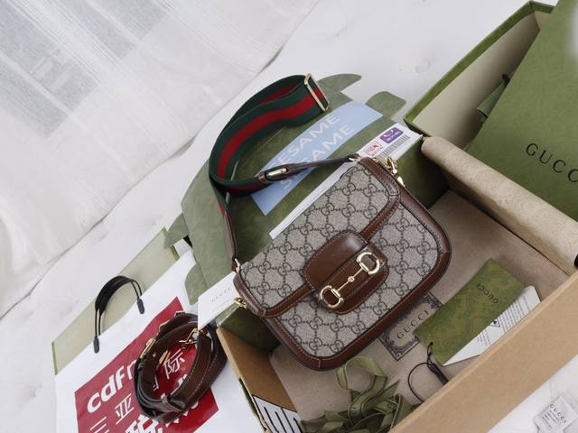 厂价 。 最高版本原厂皮顶级原单配专柜全套包装 简介： 马衔扣1955系列迷你手袋为这一复古风格系列增添了混搭格调。这款迷你手袋配有两根不同的肩带，搭配同色调皮