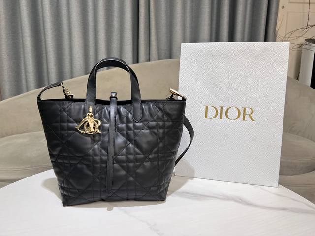 厂价 。 最高版本原厂皮顶级原单配专柜全套包装 中号 Dior Toujours 竖版手袋 8806 黑色牛皮革超大藤格纹 编号: M2836Osnw_ 这款