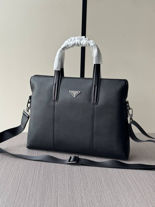 厂价 。 最高版本原厂皮顶级原单配专柜全套包装 顶级专柜老鼠高端狠货最新火爆款普拉达手提公文包大量出货啦,叫嚣专柜货顶级原单货纸上谈兵吹牛皮的咱不会，请让狠货说