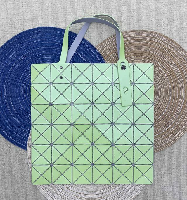 厂价 。 最高版本原厂皮顶级原单配专柜全套包装 Issey Miyake Bao Bao 尺寸:34Cmx34Cm Lucent Frost系列采用偏光金属质感 厂价 。 最高版本原厂皮顶级原单配专柜全套包装 Issey Miyake Bao Bao 尺寸:34Cmx34Cm Lucent Frost系列采用偏光金属质感