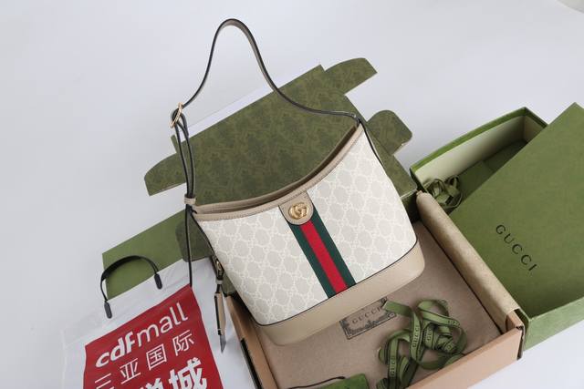 厂价 。 最高版本原厂皮顶级原单配专柜全套包装 简介：这款小号肩背包以别出心裁的设计焕新诠释Ophidia系列，将开口式水桶包与肩背包款式融于一体。棉麻混纺衬里