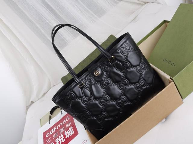 厂价 。 最高版本原厂皮顶级原单配专柜全套包装 简介：绗缝皮革在每一季都通过新颖别致的设计风格，这款质感加倍柔软的标志性材料结合富有纹理感的几何图案，焕新演绎。