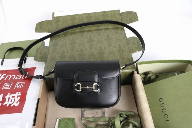 厂价 。 最高版本原厂皮顶级原单配专柜全套包装 简介:呈献全新1955系列手袋,演绎承袭品牌马术本源的双环和长条形设计。这款迷你肩背包选用全新Gg制作,独特的热 厂价 。 最高版本原厂皮顶级原单配专柜全套包装 简介:呈献全新1955系列手袋,演绎承袭品牌马术本源的双环和长条形设计。这款迷你肩背包选用全新Gg制作,独特的热