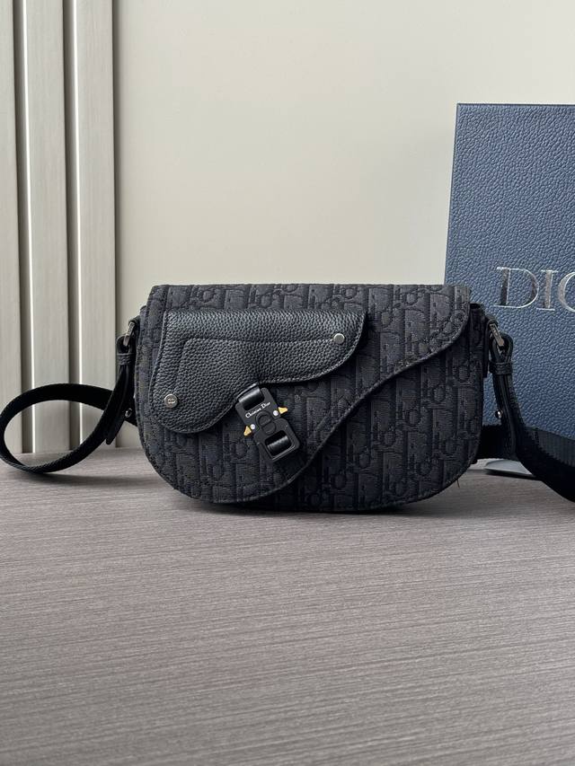 厂价 。。 最高版本原厂皮顶级原单配专柜全套包装 顶级原单马鞍信使包是二零二四秋季男装系列新品，精巧时尚。采用黑色 Oblique 印花面料精心制作，饰以同色调