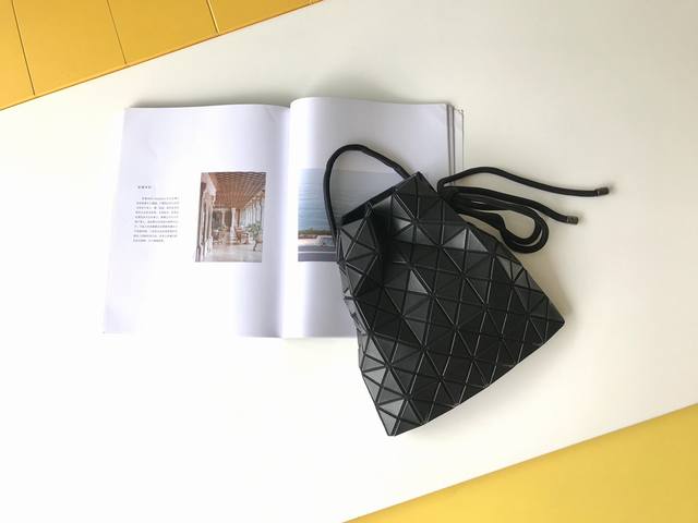 厂价 。 最高版本原厂皮顶级原单配专柜全套包装 Issey Miyake Bao Bao 尺寸:23.5Cm*23.5Cm Wring作为经典的抽绳包系列,略微 厂价 。 最高版本原厂皮顶级原单配专柜全套包装 Issey Miyake Bao Bao 尺寸:23.5Cm*23.5Cm Wring作为经典的抽绳包系列,略微