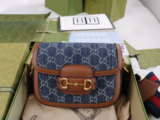 厂价 。 最高版本原厂皮顶级原单配专柜全套包装 简介: 马衔扣1955系列迷你手袋为这一复古风格系列增添了混搭格调。这款迷你手袋配有两根不同的肩带,搭配同色调皮 厂价 。 最高版本原厂皮顶级原单配专柜全套包装 简介: 马衔扣1955系列迷你手袋为这一复古风格系列增添了混搭格调。这款迷你手袋配有两根不同的肩带,搭配同色调皮