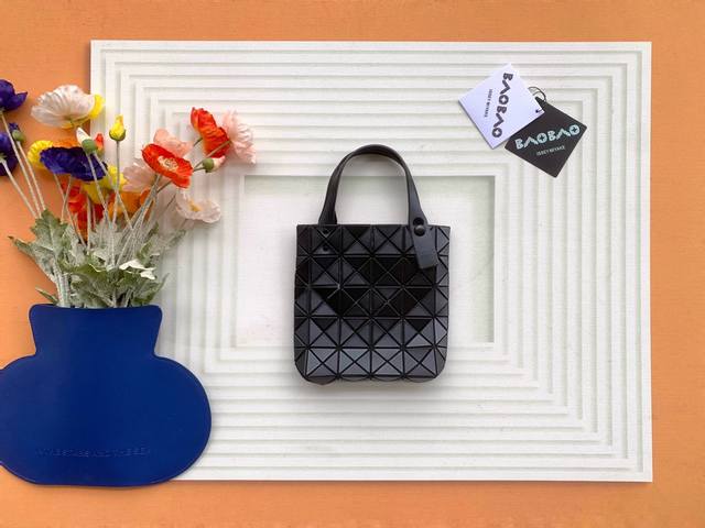 厂价 。 最高版本原厂皮顶级原单配专柜全套包装 Issey Miyake Bao Bao 尺寸:20Cm×15.5Cm×3.8Cm小号 四月限定Prism系列4