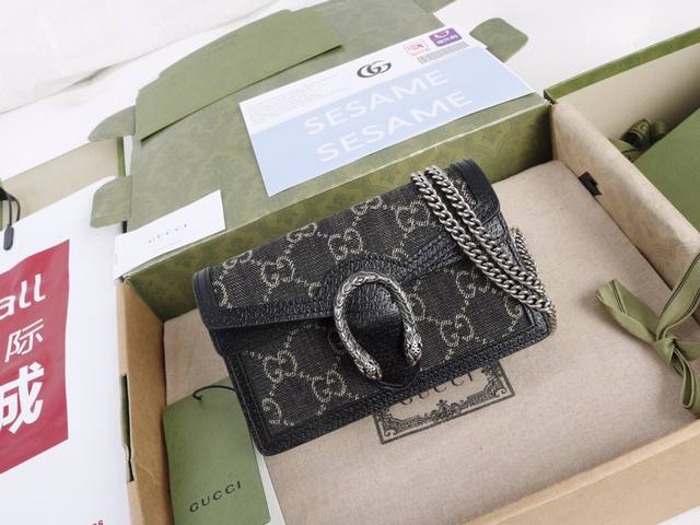 厂价 。 最高版本原厂皮顶级原单配专柜全套包装 简介:质感十足的虎头设计是Dionysus系列的经典特征,唤起人们对典藏设计符号的回忆。猫科动物贯穿品牌的设计世 厂价 。 最高版本原厂皮顶级原单配专柜全套包装 简介:质感十足的虎头设计是Dionysus系列的经典特征,唤起人们对典藏设计符号的回忆。猫科动物贯穿品牌的设计世