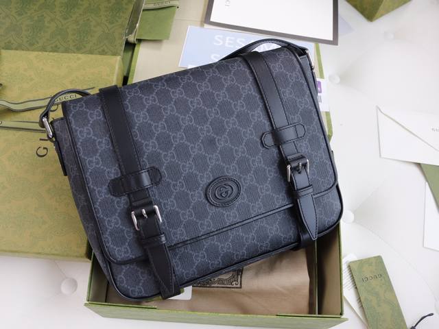 厂价 。最高版本原厂皮顶级原单配专柜全套包装 简介：这款单品采用了第一款信使包的原始设计元素，强调宽敞和实用的包内空间。选用品牌Gg Supreme帆布材质，并
