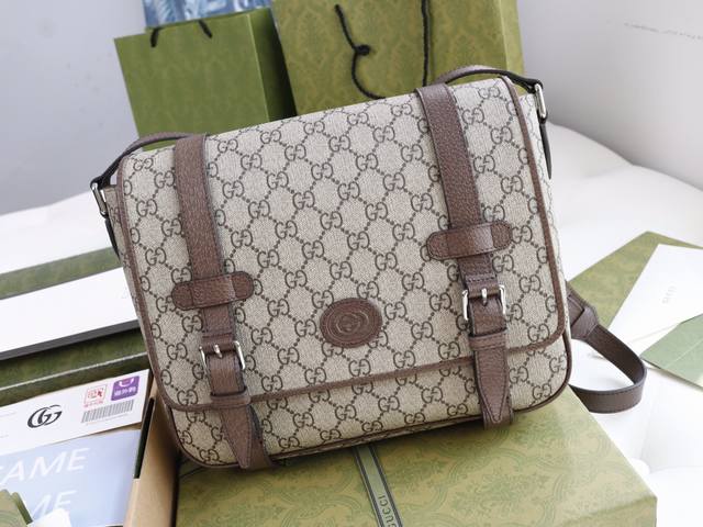厂价 。。 最高版本原厂皮顶级原单配专柜全套包装 简介：这款单品采用了第一款信使包的原始设计元素，强调宽敞和实用的包内空间。选用品牌Gg Supreme帆布材质