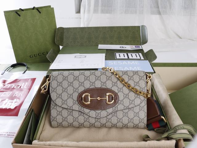 厂价 。 最高版本原厂皮顶级原单配专柜全套包装 简介：这款马衔扣1955系列手袋配有两条可拆卸肩带，一条采用经典红绿织带设计，另一条则采用具有辨识度的金色调链条