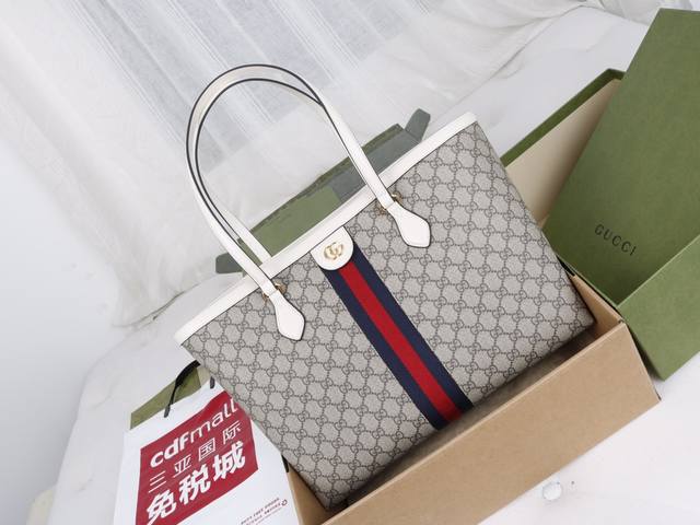 厂价 。。 最高版本原厂皮顶级原单配专柜全套包装 简介：这款大号购物袋Gg图案和条纹织带这两种品牌颇有辨识性的元素融合成经典搭配，Ophidia世界的演化之路从