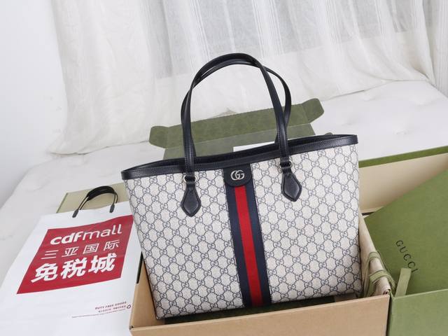厂价 。。 最高版本原厂皮顶级原单配专柜全套包装 简介：这款大号购物袋Gg图案和条纹织带这两种品牌颇有辨识性的元素融合成经典搭配，Ophidia世界的演化之路从