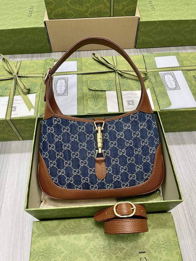 厂价 。。 最高版本原厂皮顶级原单配专柜全套包装 系列小号肩背包系列小号肩背包专柜品质顶级原单货原厂材质 专柜防尘布袋 实物拍摄现货出货！ 简介：带回到最前沿，