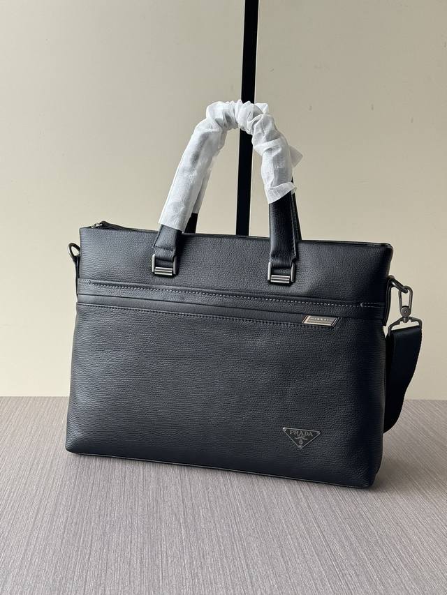 厂价 ， 最高版本原厂皮顶级原单配专柜全套包装 顶级专柜老鼠高端狠货最新火爆款普拉达公文包大量出货啦,叫嚣专柜货顶级原单货纸上谈兵吹牛皮的咱不会，请让狠货说话。