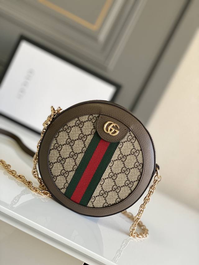 厂价 。 最高版本原厂皮顶级原单配专柜全套包装 Gucci Ophidia系列全新造型的圆形小包,造型精致小巧真的的超级好看,配色也延续了Ophidia系列非常 厂价 。 最高版本原厂皮顶级原单配专柜全套包装 Gucci Ophidia系列全新造型的圆形小包,造型精致小巧真的的超级好看,配色也延续了Ophidia系列非常