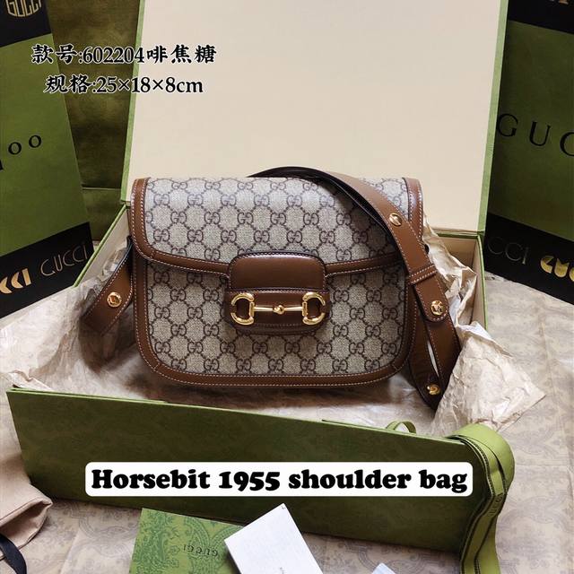 厂价 。 最高版本原厂皮顶级原单配专柜全套包装 款号:602204啡原厂 焦糖经典的马衔扣+Monogram+棕色牛皮勾边设计，满满的复古调调！肩带可调节肩背或