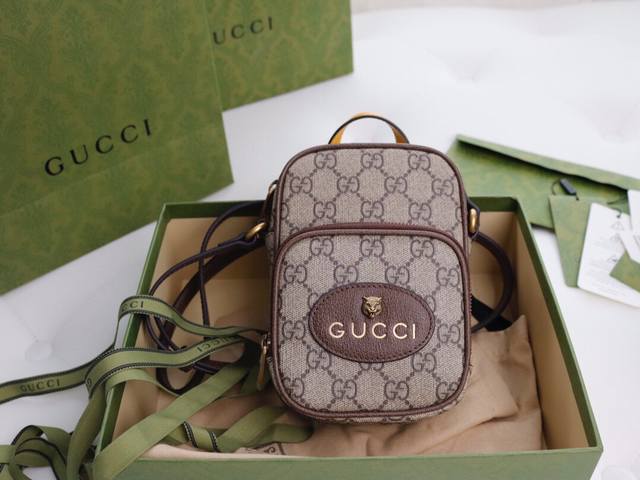 厂价 。 最高版本原厂皮顶级原单配专柜全套包装 简介：迷你包在无边序曲系列中脱颖而出，在复古格调中注入现代设计精髓。这款迷你手袋装饰椭圆形皮革标签，搭配品牌标志