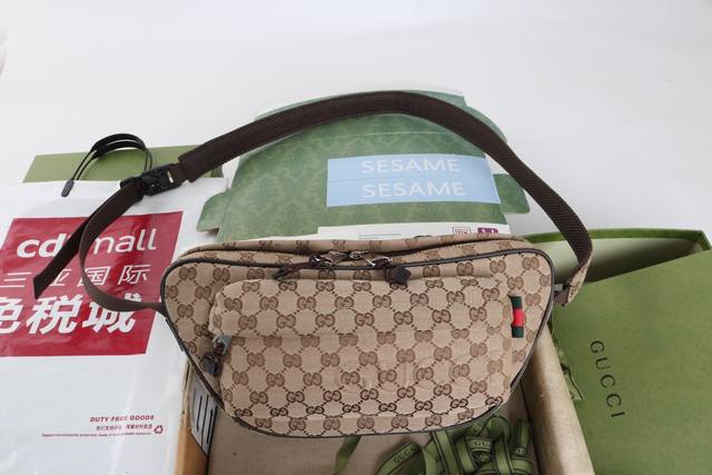 厂价 。 最高版本原厂皮顶级原单配专柜全套包装 简介：秋冬男士系列经典单品生动展现运动风格。该系列单品采用 Original Gg帆布制作，隽永廓形搭配甄选配色