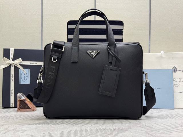 厂价 。 最高版本原厂皮顶级原单配专柜全套包装 经典款公文包2Ve368十字纹 采用进口Saffiano十字纹牛皮，可拆卸可调式尼龙肩带设计，显得更时尚， 金属