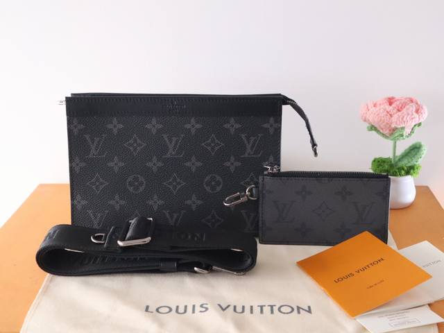 厂价 。 最高版本原厂皮顶级原单配专柜全套包装 M81124黑花 Alpha Wearable 钱夹融合 Monogram Eclipse 帆布和皮革饰边,可容 厂价 。 最高版本原厂皮顶级原单配专柜全套包装 M81124黑花 Alpha Wearable 钱夹融合 Monogram Eclipse 帆布和皮革饰边,可容