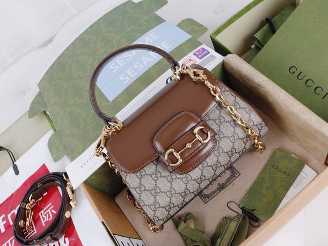 厂价 。 最高版本原厂皮顶级原单配专柜全套包装 简介：全新1955系列采用浅棕色皮革演绎手提包。该系列从典藏设计中撷取灵感，突显马衔扣的别致魅力。这一设计图案的