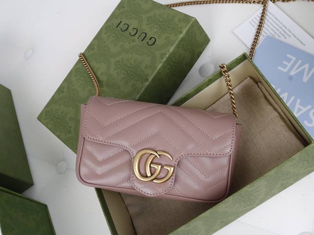 厂价 。 最高版本原厂皮顶级原单配专柜全套包装 简介Gg Marmont链条迷你手袋，配有钥匙扣，可以用于将此袋绑缚在另外更大的手袋上。采用颇具结构化的柔软造型