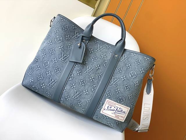 M22537 顶级原单 Week-End Tote 手袋取材 Monogram Washed Denim 帆布，令丹宁布经过水洗、手工喷绘和轻微褪色处理，随后压